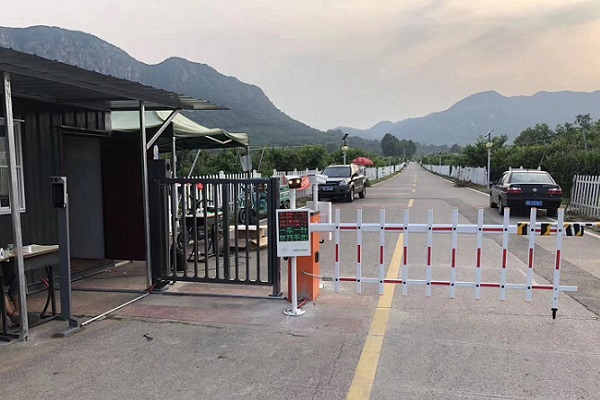 北京順義新村人臉設(shè)別廣告門和車牌識(shí)別道閘系統(tǒng)